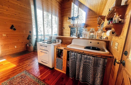 Polebridge Cabin | Steps from Glacier Adventures - Tranquil Polebridge Cabin