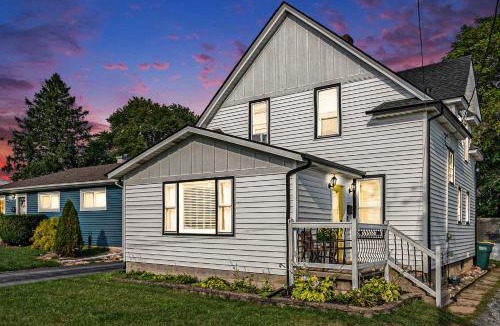 Valparaiso House | Steps from Journeyman in Downtown Valparaiso