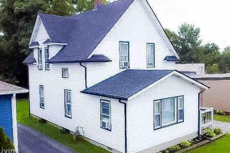 Valparaiso House | Steps from Journeyman in Downtown Valparaiso