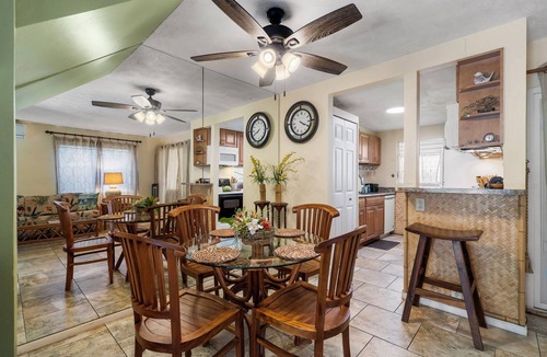 Kahaluu-Keauhou House | 🏖️Steps From Lanai -> Beach | AC & WIFI | $ Affordable