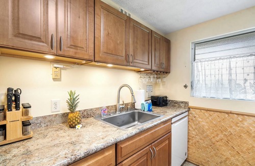 Kahaluu-Keauhou House | 🏖️Steps From Lanai -> Beach | AC & WIFI | $ Affordable