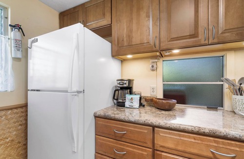 Kahaluu-Keauhou House | 🏖️Steps From Lanai -> Beach | AC & WIFI | $ Affordable