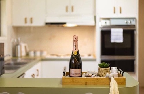 Robertson House | Steps from Mall! Super Convenient 3BR Cozy House