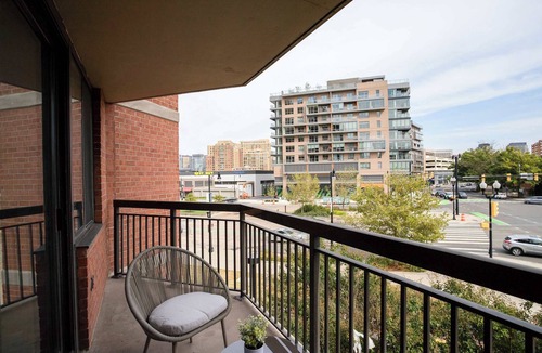 Pentagon City Apartment | Steps from Pentagon City Metro | Modern Apt