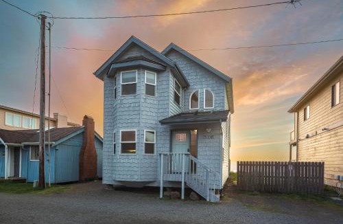Waldport House | Steps From The Beach! HotTub, $1M Ocean View, Deck