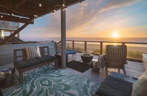 Waldport House | Steps From The Beach! HotTub, $1M Ocean View, Deck