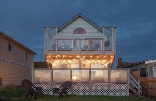 Waldport House | Steps From The Beach! HotTub, $1M Ocean View, Deck