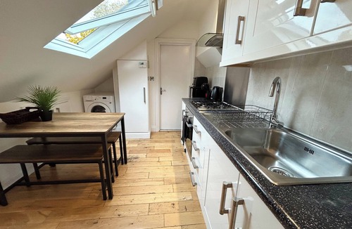 Homerton Apartment | Steps from transportation. Cosy 3 Bedroom Flat, Hackney Central