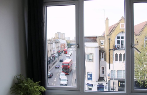 Homerton Apartment | Steps from transportation. Cosy 3 Bedroom Flat, Hackney Central