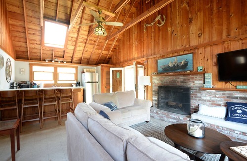 North Eastham House | Steps to a private bay beach from this private & Charming Cape! Book this Fall!