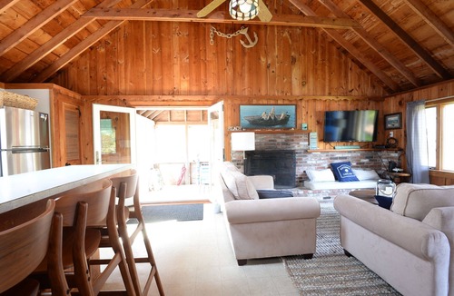 North Eastham House | Steps to a private bay beach from this private & Charming Cape! Book this Fall!