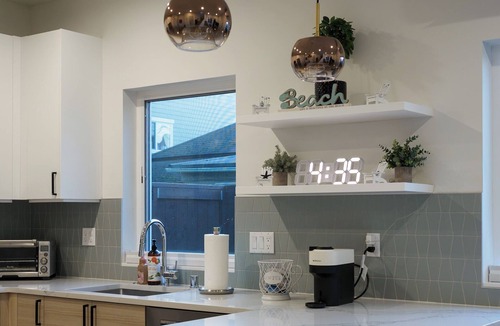 Alki House | Steps to Alki Beach with Water Views Rooftop deck