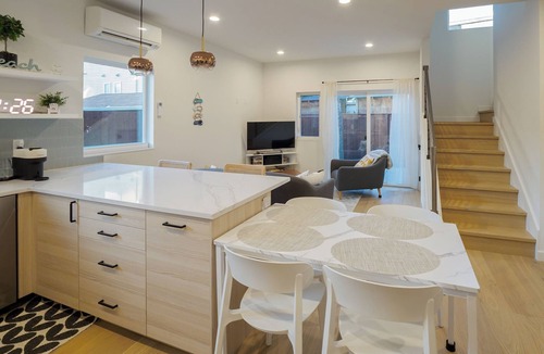 Alki House | Steps to Alki Beach with Water Views Rooftop deck