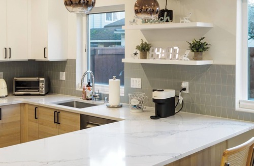 Alki House | Steps to Alki Beach with Water Views Rooftop deck