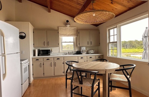 Indian Neck Heights Cottage | Steps to bayside beach