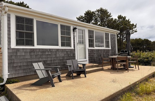 Indian Neck Heights Cottage | Steps to bayside beach