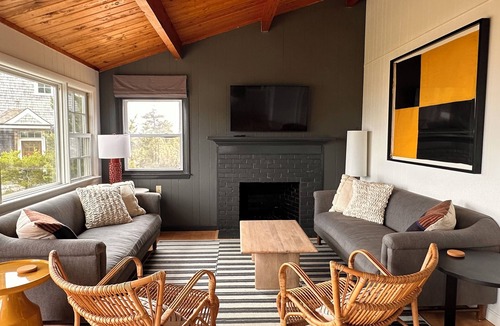 Indian Neck Heights Cottage | Steps to bayside beach