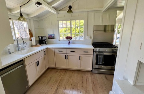 Golden Rectangle House | Steps to Beach- Ocean views - Dog Friendly