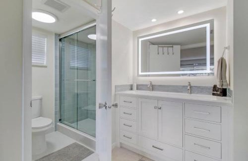 Palm Beach Shores Apartment | Steps To Beach! 4 Condos In 1- Perfect For Groups