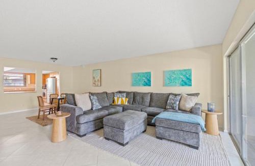 Palm Beach Shores Apartment | Steps To Beach! 4 Condos In 1- Perfect For Groups