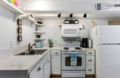 Salisbury Beach Apartment | Steps to Beach | Cozy 1BR | Parking