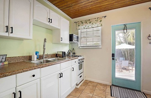 Lake Worth House | Steps to Beach & Downtown! Private Patio & Parking