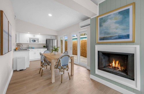 Parsuns To Cocoa Beach Apartment | Steps to Beach | King Bed | Parking | Pet-Friendly