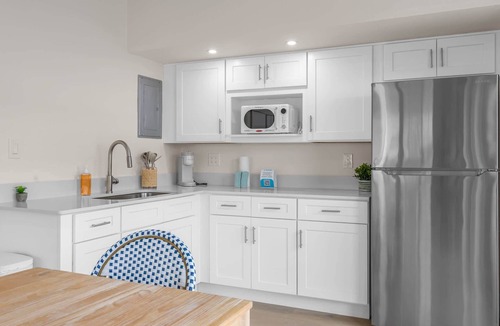 Parsuns To Cocoa Beach Apartment | Steps to Beach | King Bed | Parking | Pet-Friendly