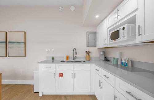 Parsuns To Cocoa Beach Apartment | Steps to Beach | King Bed | Parking | Pet-Friendly