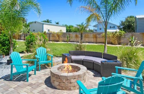 Crescent Beach House | Steps to Beach Patio Fire Pit Tropical Oasis