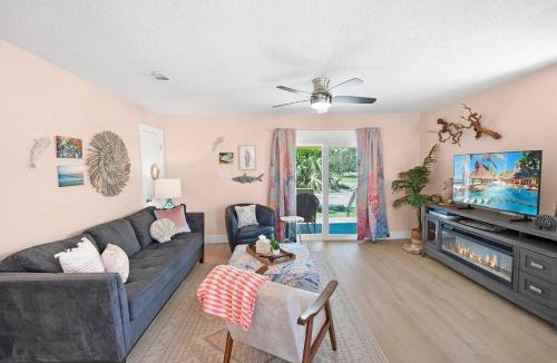 Crescent Beach House | Steps to Beach Patio Fire Pit Tropical Oasis