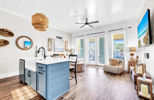 Gulf Place House | Steps To Beach Snowbirds Welcome Large Balcony