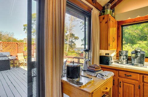 Cotuit House | Steps to Beach: Timeless Home w/Cotuit Bay View!