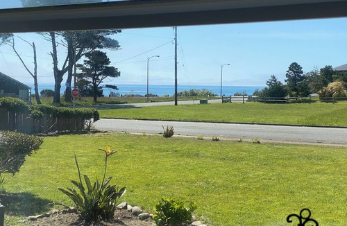 Crescent City House | Steps to beach!