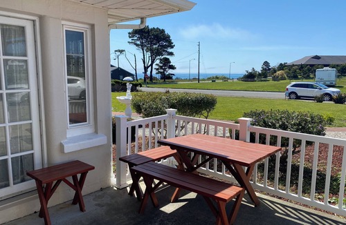Crescent City House | Steps to beach!