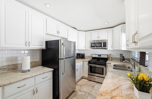 South Wrigley House | Steps to Belmont Shore Retreat - Firepit - Games - Near DTLB!