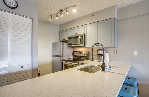 Midtown Ocean City Apartment | Steps to Boardwalk! Couples Retreat in Ocean City