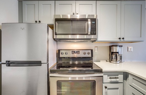 Midtown Ocean City Apartment | Steps to Boardwalk! Couples Retreat in Ocean City