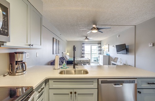 Midtown Ocean City Apartment | Steps to Boardwalk! Couples Retreat in Ocean City