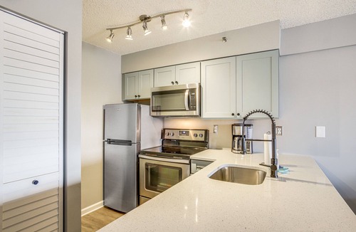 Midtown Ocean City Apartment | Steps to Boardwalk! Couples Retreat in Ocean City