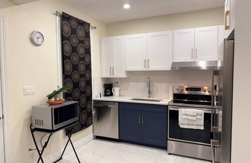 Walkerville House | 🎰🚶‍♂️ Steps to Caesars 🌊 Riverfront 🍽️ Dining 💦 Hot Tub Add-On 🛏️ Sleeps 9