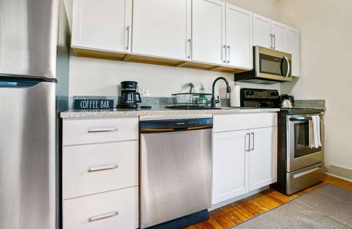 Hough House | Steps to Cleveland Clinic - Sleeps 3