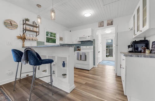 Crystal Beach Cottage | Steps to Crystal beach|Beach Passes|Fire pit|Hot tub|4 Cruiser bikes