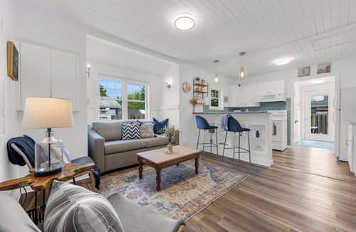Crystal Beach Cottage | Steps to Crystal beach|Beach Passes|Fire pit|Hot tub|4 Cruiser bikes