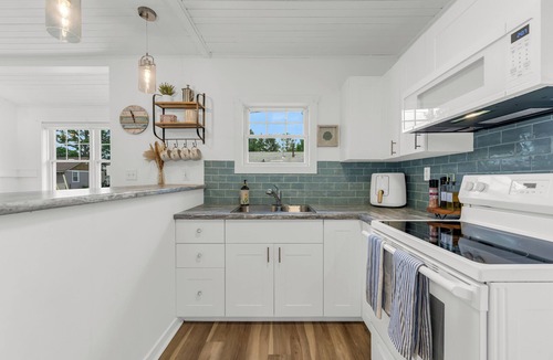 Crystal Beach Cottage | Steps to Crystal beach|Beach Passes|Fire pit|Hot tub|4 Cruiser bikes
