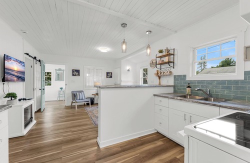 Crystal Beach Cottage | Steps to Crystal beach|Beach Passes|Fire pit|Hot tub|4 Cruiser bikes