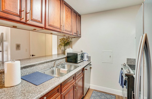 Park Estates Condo | Steps to CSULB: Cozy Condo w/Pool Access!