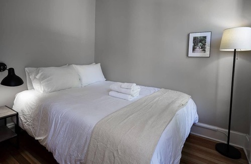 Wrightwood Neighbors Apartment | Steps to DePaul Campus | Walkup + W&D | Zencity