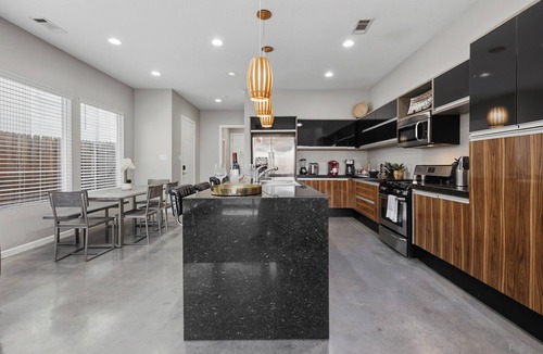 Fort Worth Cultural District House | Steps to Dickies Arena | Lux Home | Garage Parking