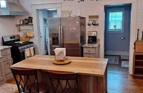 Smithville House | Steps to Downtown, Parks, and it's Dog-friendly!